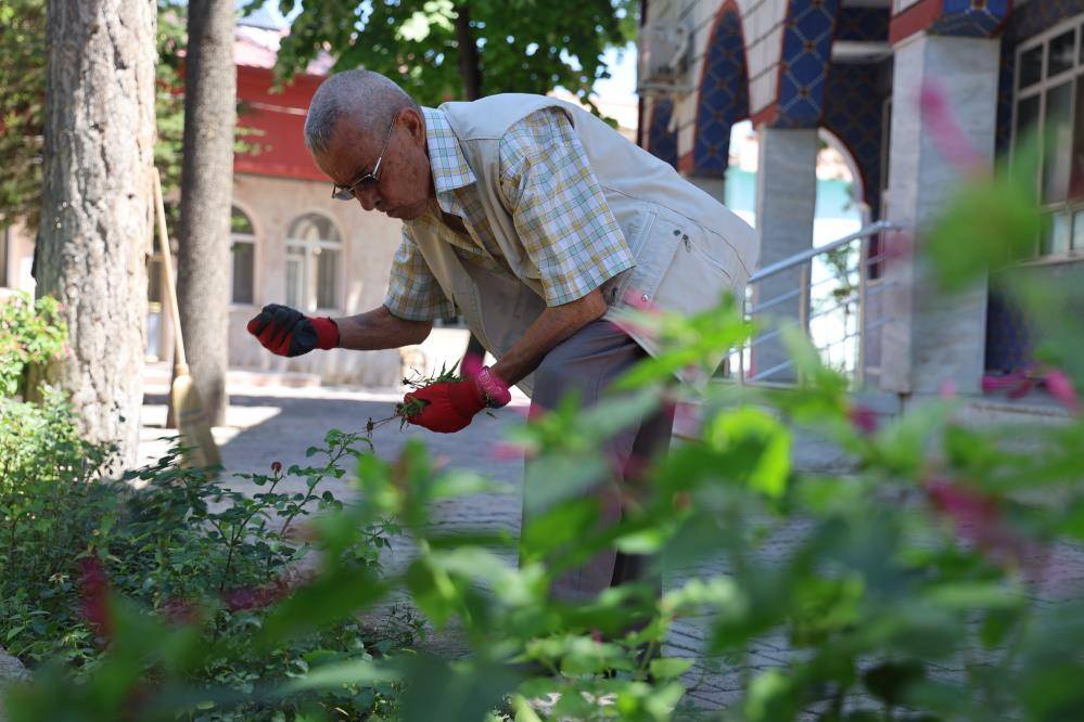 Konyalı Mehmet amca, babasından miras kalan cami temizliğini 26 yıldır sürdürüyor 1